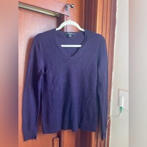 Saks Fifth Ave women’s Cashmere v neck in eggplant purple